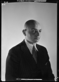 Auffällige Erscheinung mit glatt rasiertem Kopf: Gabriel Guevrekian im Jahr 1933, fotografiert von Dora Maar 