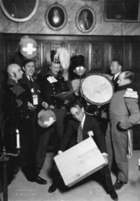 Guevrekian war ein ernsthafter Entwerfer und gleichzeitig auch ein charmanter Gesellschafter und gern gesehener Gast, hier bei einer Kostümparty in Paris 1928: Guevrekian ganz links, Le Corbusier (mitte, hinter der Trommel), Pierre Jeanneret ganz rechts 