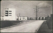 Siedlung Dessau-Trten, Gesamtansicht mit Gebude fr den Konsumverein von Walter Gropius (1928, Bild: Emil Theis / Bauhaus-Archiv Berlin) 