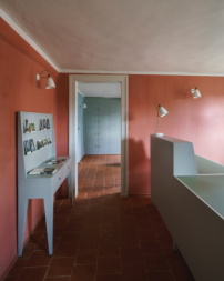 Der neue Empfangsbereich ist in der ehemaligen Küche des Wohnhauses untergebracht.