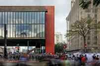 Das São Paulo Art Museum MASP, 1957-1968, ist eine gewaltige Geste: Acht Meter über dem Boden schwebt eine mächtige Box aus Glas und Beton, 70 mal 29 Meter und 14 Meter hoch. Die Box hängt an zwei knallrot gestrichenen, 3,5 Meter breiten Betonbügeln über einem offenen Platz