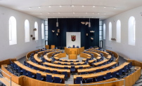 Der Interims-Plenarsaal entstand derweil in der Steinhalle des Landesmuseums. Dafür wurden die Plenarsaalmöbel aus dem Deutschhaus ab- und wieder aufgebaut.