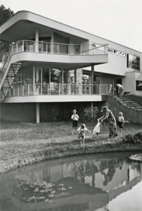 Die Familie Schminke vor dem Haus im Garten; Helga spielt mit ihrer Mutter Charlotte (ca. 1934) 