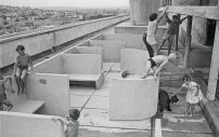 Balancierende Kinder zwischen den Trennwänden und dem Planschbecken auf der Dachterrasse der Unité d'Habitation (1959) 