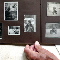 Eine Seite aus Rolf Fassbaenders Familienalbum: Die Bilder zeigen ihn mit seiner Mutter (Mitte) 