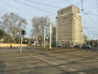 Das DVB Hochhaus am Albertplatz (1929) von Hermann Paulick in Dresden wurde von 2013 bis 2015 von hänel furkert architekten (Dresden) saniert und erweitert. (Bild: © ubahnverleih / CC0 1.0 via Wikimedia Commons)