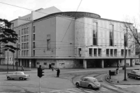Die Oper wurde 1956 nach Plänen von Paul Bonatz, Julius Schulte-Frohlinde und Ernst Huhn neu errichtet. Denkmalschützer kritisieren, dass dem Haus über Jahre die notwendigen Investitionen vorenthalten wurden.  