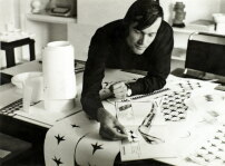 Egon Rainer bei der Arbeit am Design des Kneissl Ski, um 1970 