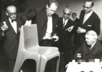 Philip Rosenthal präsentiert Kanzler Ludwig Erhard und Walter Gropius den Bofinger-Stuhl 