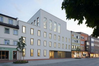 Ein Hauptpreis: Rathaus Dorfen von Diezinger Architekten (Eichsttt) 