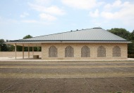 Zeltdach auf Backsteinquader: Medine Altiok whlte eine schlichte Grundfigur fr das muslimische Wasch- und Gebetshaus auf einem Friedhof in Hamburg-Wilhelmsburg.