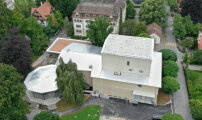 Luftaufnahme des Kurtheaters in Baden nach dem Umbau durch Boesch Architekten. 