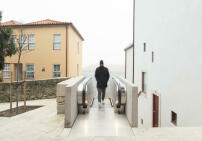 Die „Escadas rolantes“ helfen die steile Hügellage von Porto zu überwinden. 