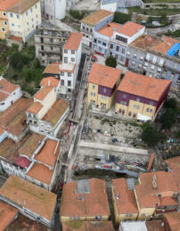 Vogelperspektive des Monte dos Judeus während der Bauphase. 