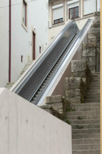 Die Treppen fügen sich – nach  anfänglichen Irritationsmoment – erstaunlich gut in die Umgebung ein. 