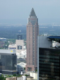 Messeturm in Frankfurt, 1990. Foto: Raimond Spekking / CC BY-SA 4.0 / Wikimedia