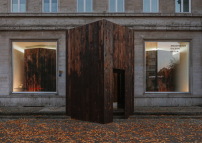 Außenaufnahme der Ausstellung „Christoph Hesse - Open Mind Places“ (2020) in der Architektur Galerie Berlin von Jan Bitter. 
