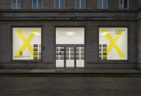 Außenaufnahme der aktuellen Ausstellung „Architektur Galerie Berlin XX – Storefront Images“ von Jan Bitter in der Architektur Galerie Berlin. 
