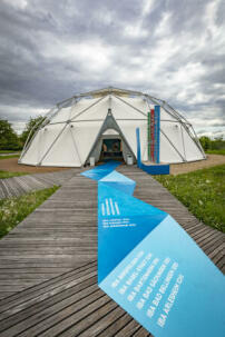 Die Ausstellung im Buckminster Fuller-Dome auf dem Vitra Campus. Foto: Martin Friedli 