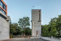 Die von Rainer Disse entworfene Kirche St. Elisabeth in Freiburg mit Hauptbau (links) und freistehendem Turm entstand 1963–65. 