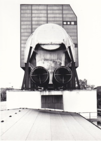 Blick von Osten auf die Beruhigungsstrecke und die Abluftstutzen über dem Maschinenhaus des Umlauftanks 2. Foto: Gerhard Ullmann, 1991  