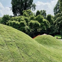 Laure Prouvost: Boob Hills Burrows (Ausschnitt, in Konstruktion), 2021, Foto: Martin Rendel, Standort: Frankfurt a.M., Metzlerpark.  