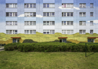 Ein frisch gestrichener Plattenbau in Schwedt, 2021 