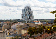 Über dem einstigen, 27 Hektar großen Werksgelände der SNCF funkelt nun der Gehry-Turm, das zentrale Bauwerk der Fondation LUMA.