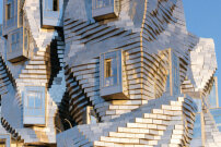 11.000 Aluminiumquader und 2.000 Quadratmeter Photovoltaik verbauten Gehry Partners auf der schillernden Fassade des Turms. 