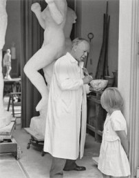 Georg Kolbe Mitte der 1930er Jahre im Atelier mit seiner Enkelin Maria von Tiesenhausen 