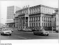 Das von Richard Paulick wieder aufgebaute Kronprinzenpalais in Berlin, fotografiert von Gabriele Senft 1980. Quelle: Bundesarchiv, Bild 183-W0423-0008 / CC-BY-SA 3.0, via Wikimedia Commons 