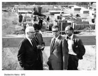 Arne Jacobsen und Otto Weitling (beide mit Brillen) an der Baustelle des Rathaus Mainz 