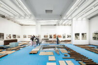 Die Ausstellung Co-ownership of Action: Trajectories of Elements im Japanischen Pavillon hat ein altes Holzhaus zerlegt, nach Venedig verschifft und fein suberlich sortiert  in chronologischer Reihenfolge. 