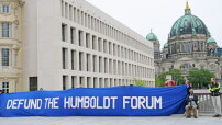 Protestaktion Defund the Humboldt Forum im Rahmen der Ausstellung Re-Move Schloss im Aktionsraum Spreeufer. 