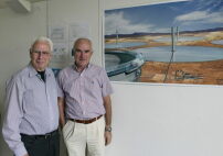 Jörg Schlaich und Rudolf Bergermann vor dem Plan eines Aufwindkraftwerkes 