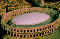 Überdachung der römischen Arena im südfranzösischen Nimes 