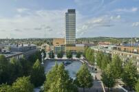 Zwanzig Stockwerke hoch ragt der hölzerne Hotelturm über die sonst flach bebaute Stadt Skellefteå in Nordschweden.  