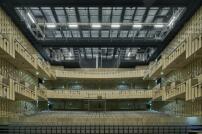 Der größte der sechs Bühnensäle umfasst 1.200 Sitze. Wände, Decke, Boden, Stühle, Bühnenrückwand: alles aus Holz! 