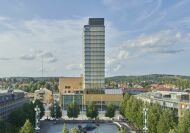 Zwanzig Stockwerke hoch ragt der hölzerne Hotelturm über die sonst flach bebaute Stadt Skellefteå in Nordschweden.