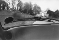 Passengers View in Citroen CX departing from Upper Lawn and approaching the outer gate of Splenders, Beckfords fathers house, Fotografie von Alison Smithson, Mrz 1982. Credit: Smithson Family Collection.