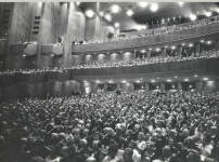 Modern in der Form aber typologisch konservativ: Der Zuschauerraum wurde in Anlehnung an die Dresdner Semperoper als konventionelles Rangtheater gestaltet. 