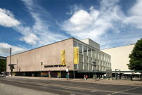 Die berühmte Waschbetonfassade an der Bismarckstraße mit der zwanzig Meter hohen Stahlplastik aus schwarz getöntem Chromnickelstahl von Hans Uhlmann 