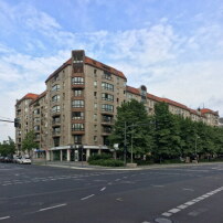 Die Plattenbauten wurden 1987-92 errichtet und sind mit 1.072 Wohneinheiten die größte Siedlung der DDR im historischen Zentrum Ost-Berlins.