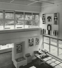 Das Atelierhaus für den Maler Walter Menne entstand 1964–66. Laut eigener Aussage verzichtete Düttmann bei diesem Haus auf jegliche Farbe, da Menne ausschließlich in Schwarz-Weiß arbeitete. 
