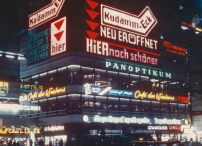 Die Multimedia-Architektur des Ku’damm-Ecks (1969–72) mit seiner Lichtraster-Werbefläche ist leider nicht mehr erhalten. Das Einkaufszentrum wurde 1999 abgerissen. 