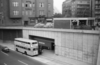 Haltestelle Messedamm (Richtung Wedding) mit haltendem Bus, 1964. Historisches Archiv der BVG: Nr. 64-1105. Foto: Herwarth Staudt 
