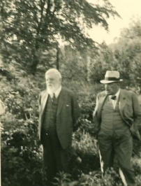 Oskar Pixis (rechts) und Theodor Fischer im Garten ihrer Huser an der Agnes-Bernauer-Strae in Mnchen-Laim, 1929 