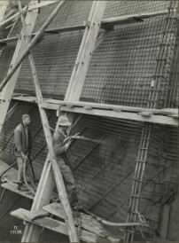 Cementhalle an der Schweizerischen Landesausstellung in Zürich (1939). Bauarbeiter tragen Spritzbeton auf Bewehrungsgitter auf 
