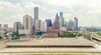 Vorher: die flache Posthalle mit Blick auf die Skyline von Houston 