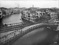 Ein Foto aus dem Jahr 1933 zeigt die hölzerne Ponte dell’Accademia, die eigentlich nur als Provisorium gedacht war.  